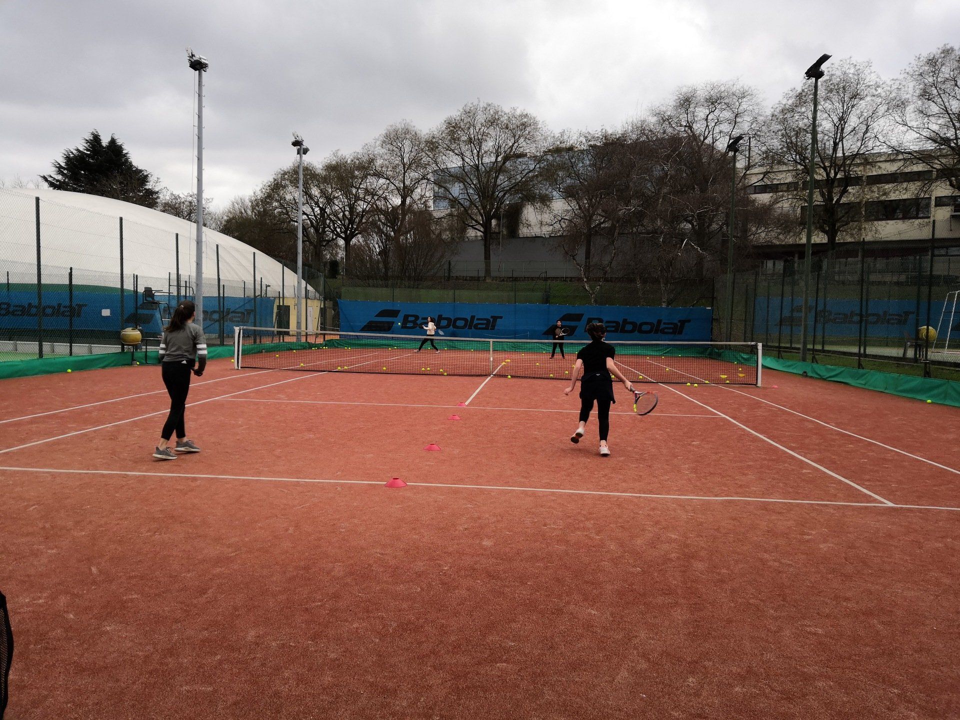 Cours à l'école de tennis
